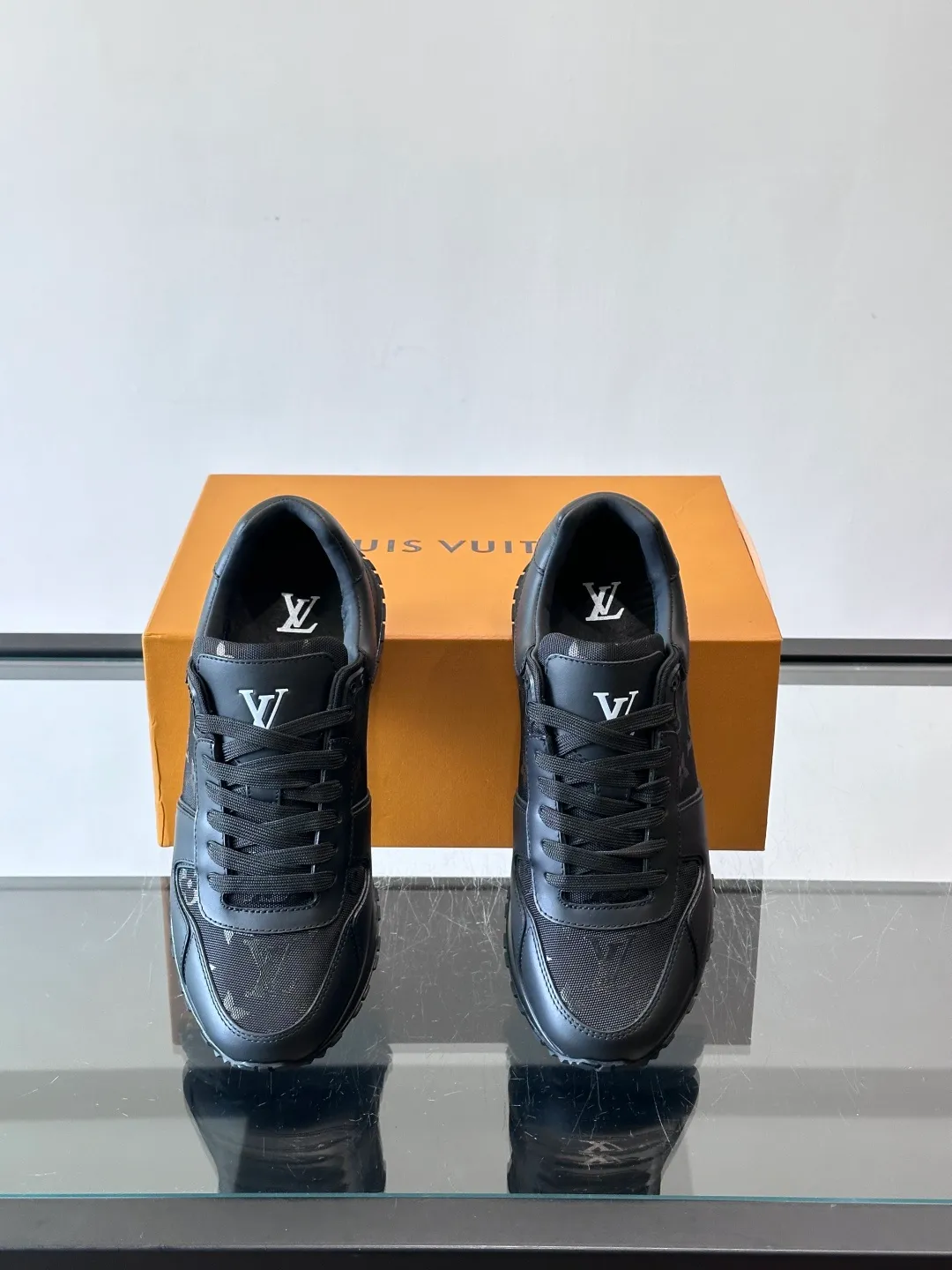 p520《＊OUIS＊UOTTO＊》Run Away men's sports shoes, first-layer cowhide + Monogram embossing, delicate texture and durable. The soles are made of foam + rubber, are light and elastic, and are comfortable to wear for a long time without tiring your feet. The tongue is long and stiff, so it is recommended to wear thick socks to improve the foot feel. The overall design is simple and versatile, and can be easily worn with jeans, casual pants, and suits. It is OK for commuting, shopping, and light exercise! The LV logo on the side of the shoe is very recognizable, and it is full of low-key luxury. It is a high-end sports shoe that is both business casual and trendy👟! size: 38-44 (45 46 customized)